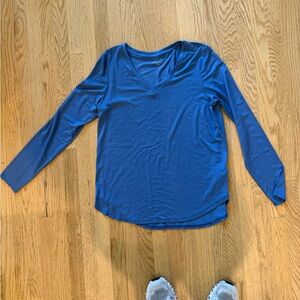 Tahari Blue Long Sleeve V-Neck Tshirt size medium. 95% modal 5% spandex.